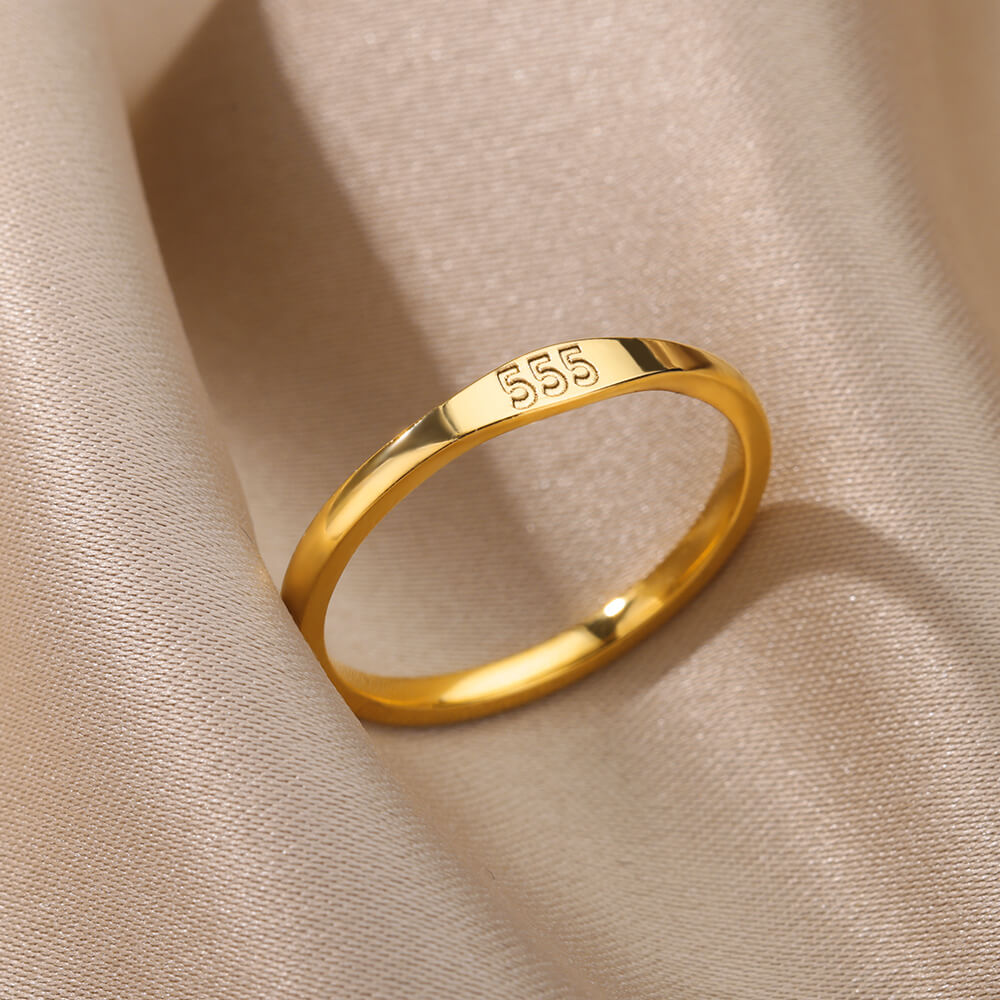 Gold-plated signet ring engraved with 555